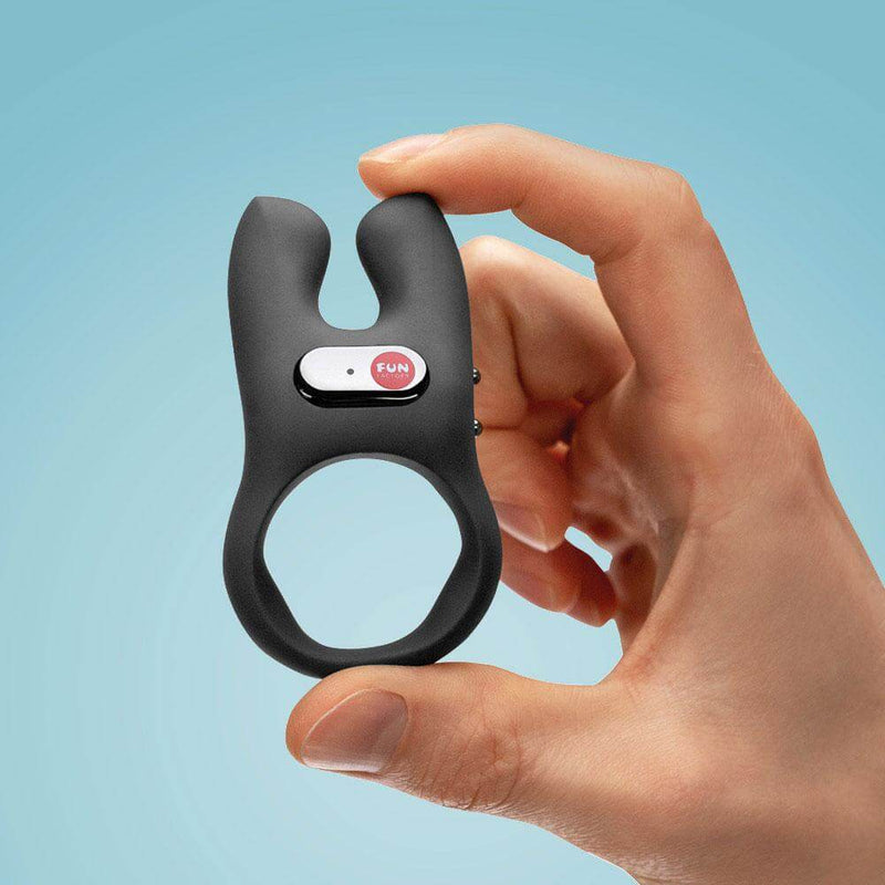 A hand grips the Fun Factory NŌS between the thumb and pointer finger. You can see that it can be gripped between the thumb and pointer finger, but the fingers are very extended to do it. | Kinkly Shop