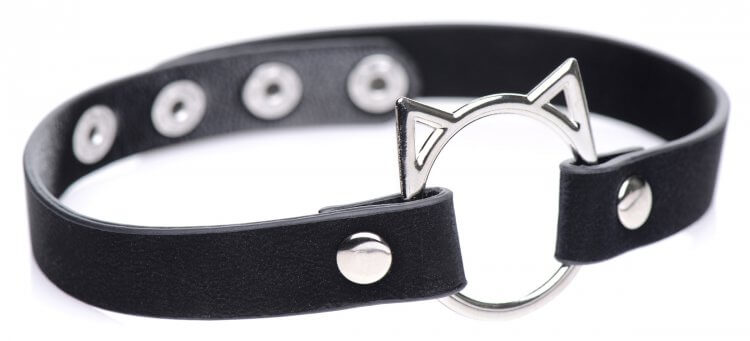 Close-up of the kitty hardware on the front of the Master Series Slim Kinky Kitty Ring Choker. The PU Leather material is folded over the sides of the kitty hardware and riveted back onto itself for security. | Kinkly Shop