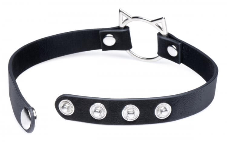 Close-up of the snap clips on the backside of the Master Series Slim Kinky Kitty Ring Choker that fasten it shut. There are four separate snap clip receptors to allow for adjustability. | Kinkly Shop